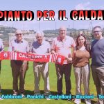 Nuovo campo in erba sintetica a Caldarola: lavori alle battute finali. Incontro tra Comune, FIGC e Società